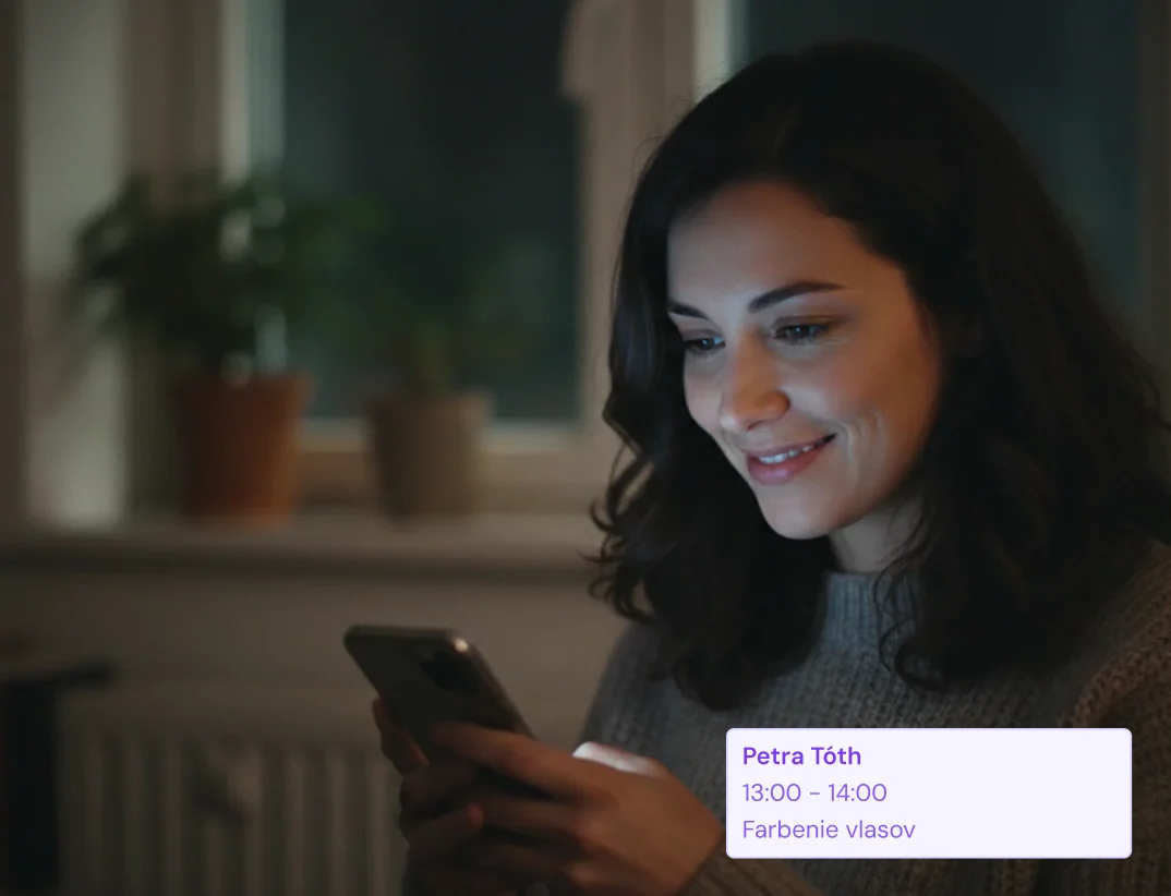 Klientka si rezervuje termín na mobile — online rezervácie 24/7
