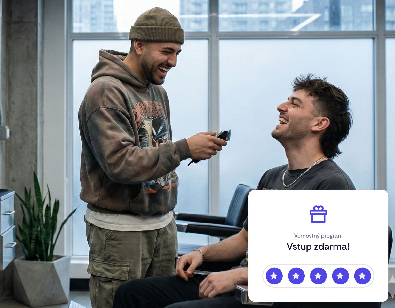 Lektorka pilates počas cvičenia s kartou rezervácie