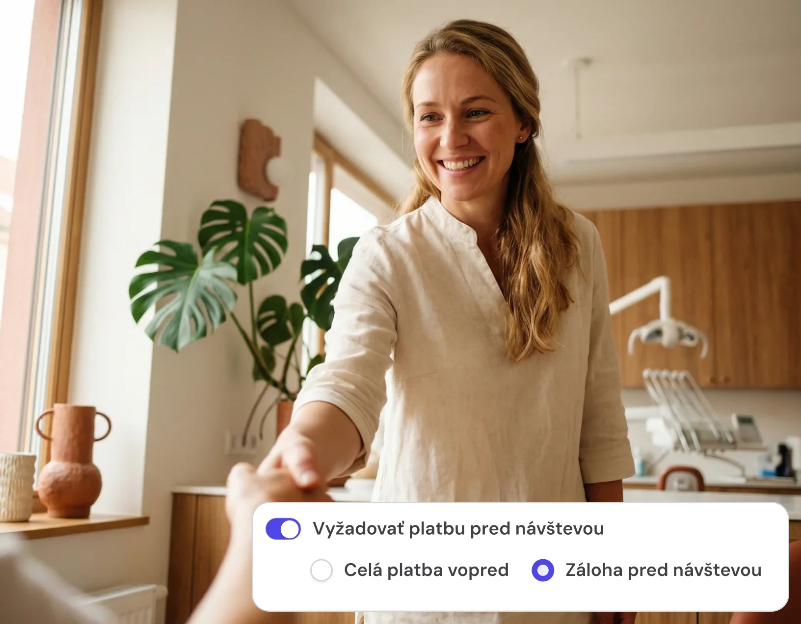 Klientka s mobilom pre sekciu platieb vopred a záloh